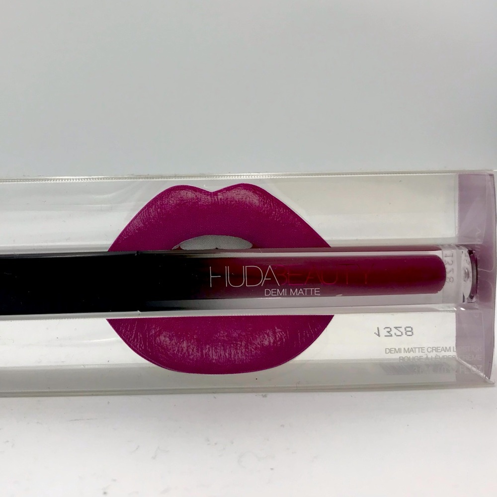 HUDA BEAUTY Demi Matte lipstick in CATWALK KILLA